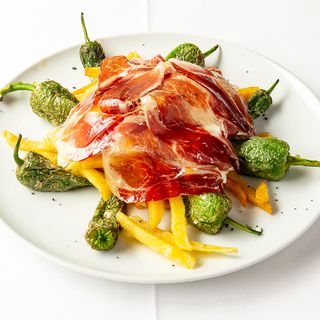 Huevos  camperos rotos con jamón ibérico