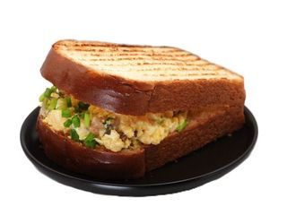 Sando z jajkiem, szynką i pieczarkami