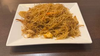 Spaghetti di riso con salsa di gamberi