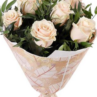 Bukiet 5 kremowych róż z przybraniem 