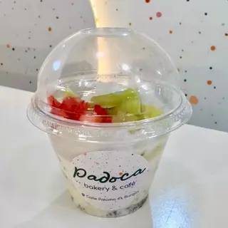 Yogur natural con fruta , chía, avena y miel
