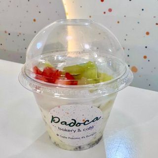 Yogur natural con fruta , chía, avena y miel