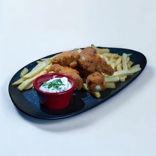 Aripioare picante cu cartofi prajiti si sos mayo