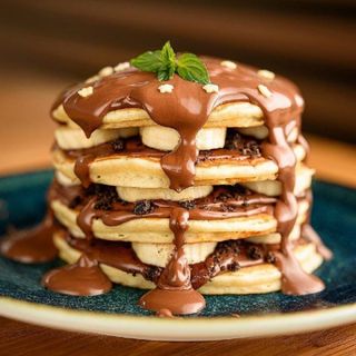 Яйчени палачинки с крем маскарпоне, шоколад нутела и банан (310г)