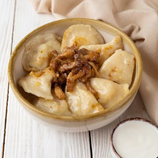 Вареники з картоплею та шкварками