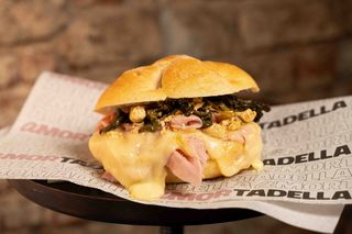 10 Mortadella, provola stagionata, friarielli, tarallo sbriciolato