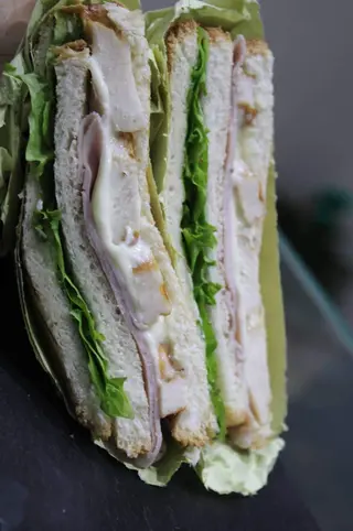 Sandwich pollo, cotto, formaggio, insalata, pomodoro, maionese