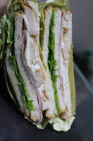 Sandwich pollo, cotto, formaggio, insalata, pomodoro, maionese