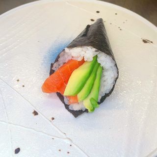 Temaki de salmón con aguacate (1 ud.)