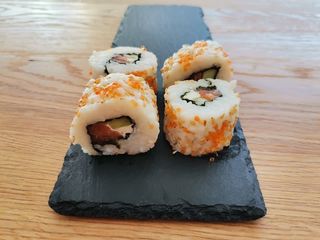 Урамаки сьомга (4бр)