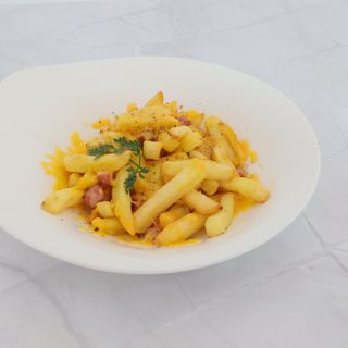 Batatas Fritas com bacon e queijo cheddar.