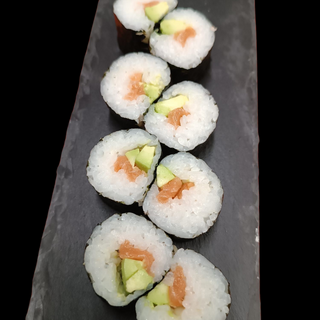Hosomaki de salmón y aguacate