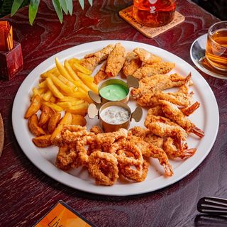 Морской сет из хрустящих деликатесов