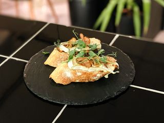 Брускета із сиром брі та карамелізованою грушею (145 g)