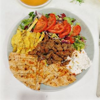 Plato souvlaki pita Ternera
