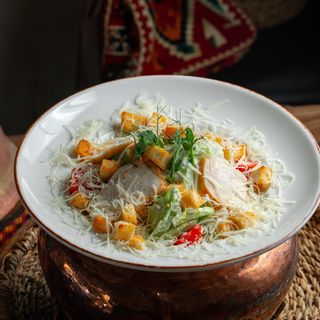  САЛАТ ЦЕЗАРЬ С КУРИЦЕЙ 