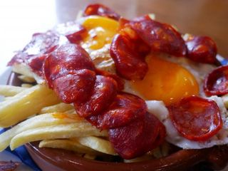 HUEVOS CABREAOS CON CHORIZO