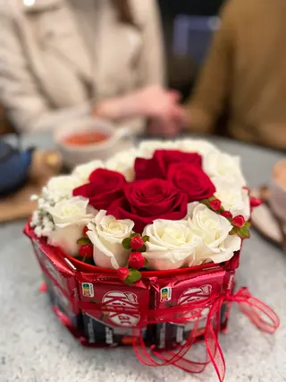 Corazón box rosas y KitKat