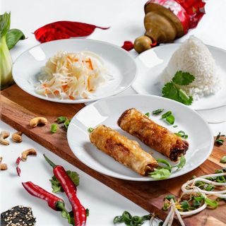 3. Sajgonki 2szt. z surówką i białym ryżem