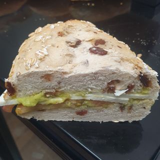 Pan con avena y pasas con tomate, guacamole y queso tierno 