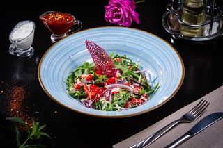 Salată cu rucola, roșii și parmezan