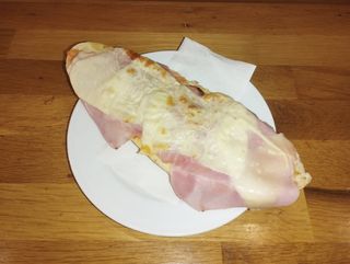 Media Tostada De Tomate York Y Queso Fundido