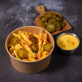 კარტოფილი ფრი ცხელი ყველის სოუსით და ჰალაპენიოთი