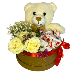 Cutie cu ursulet de plus trandafiri albi si Raffaello