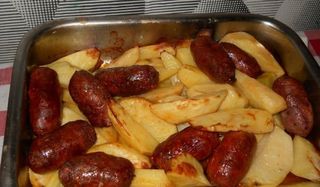 Cabanosi cu cartofi wedges si acritura (castraveti murati)