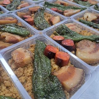 Migas tostadas con chorizo, ajo, pimientos y torreznos