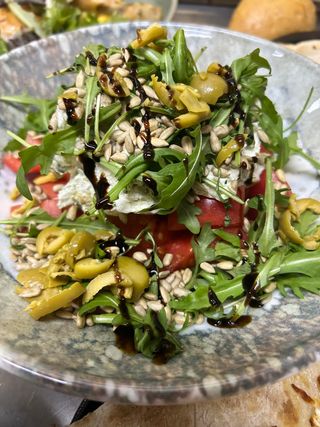 Салата с домати, бурата и рукола