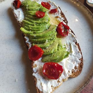 Tosta de aove, aguacate, tomate semi seco y queso ricotta