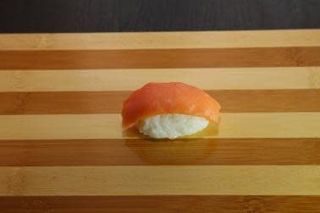 Суши с копченным лососем (30 гр.)