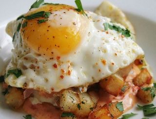 Cartofi Prăjiți cu Brânză si Ou Prajit 350 Gr .