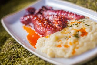 Pulpo A La Brasa Estilo Alcaravea