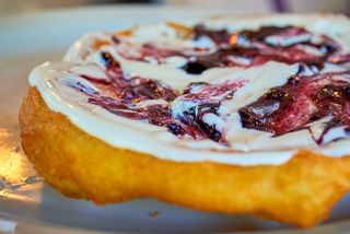 Langoș cu smântână și dulceață de afine