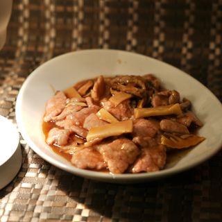 Vitello con bambù e funghi