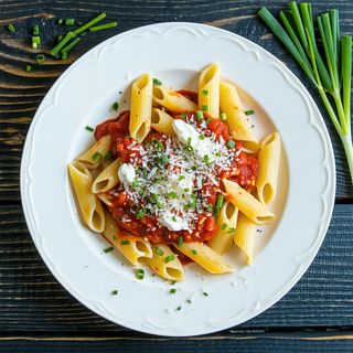 Penne cu sos de roșii,ricotta și chives 250 gr