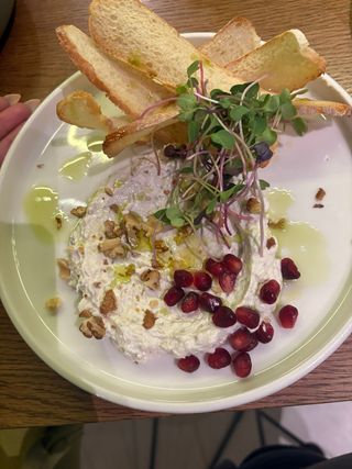 Млечен мус с печен патладжан и нар