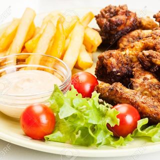 Alitas de pollo con papas ensalada