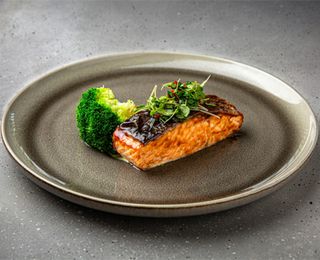 Steak de somon la grill cu broccoli,salată din microverduri și sos cremos de citrice