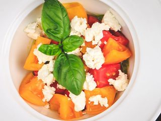 Салат з міксом томатів та базарною бринзою (240г)