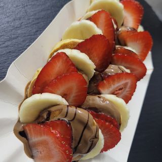 Mini clătite  cu căpșuni și banane 