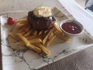 Pljeskavica punjena sa šunkom i sirom