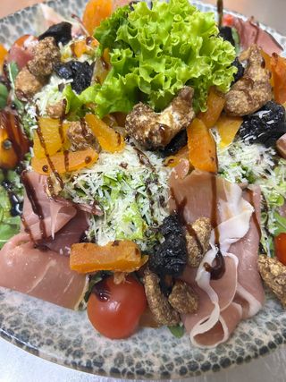 Микс зелена салата с прошуто и пармезан