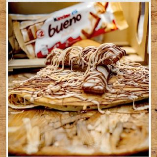 Палачинка с бял шоколад, ягоди, шоколадови пръчици и кокос