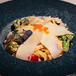 ფეტუჩიმი ორაგულით და ბროკოლით ნაღების სოუსში