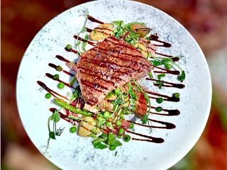 Стейк з філе яловичини з італійським картопляним салаті (450g)