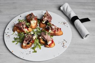 Bruschetta  sa mozzarellom, maslinama, paradajzom i ramsteakom