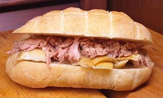 Panino con tonno e carciofini sott'olio